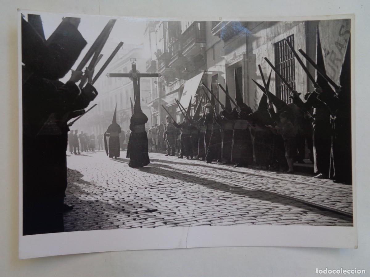 Antique Photography: SEMANA SANTA DE SEVILLA : FOTO DE NAZARENOS . LEER DESCRIPCION !