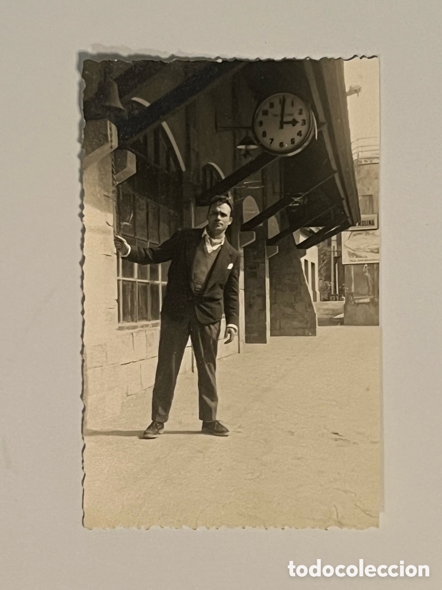 Fotograf&iacute;a antigua: SEGORBE? Castell&oacute;n.. fotograf&iacute;a Tren, ferrocarril.. El Jefe de estaci&oacute;n Viajeros al tren.. (h.1960?)