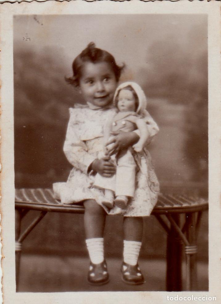 Fotograf&iacute;a antigua: Ni&ntilde;a sonriendo y abrazando a su mu&ntilde;eca. A&ntilde;os 30 rv