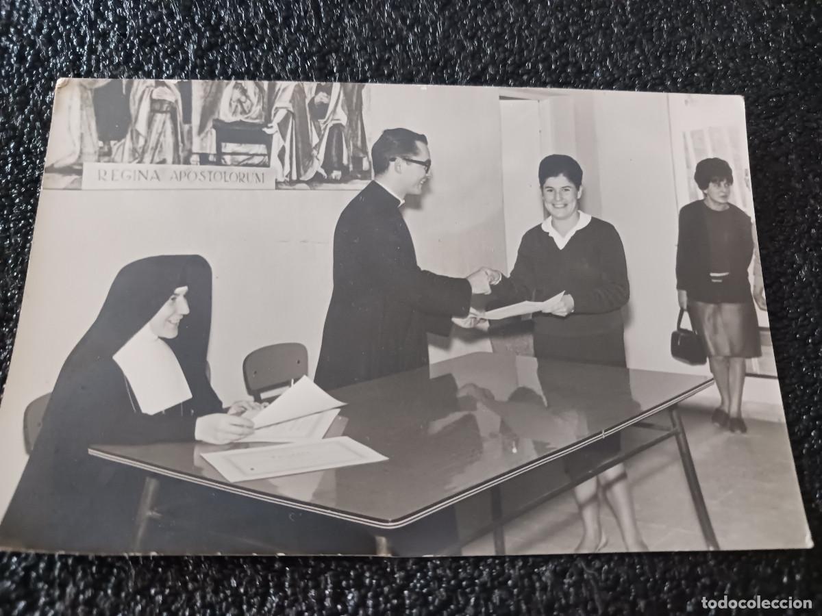 Fotografia antiga: ENTREGA DE DIPLOMAS EN CARABANCHEL, P.P.O. promocion profesional obrera, 1964