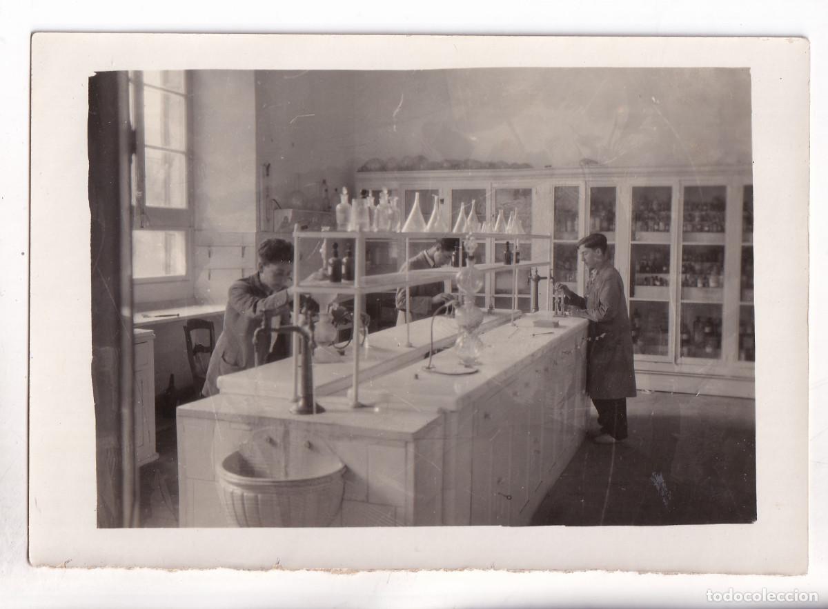 Fotografia antiga: FOTOGRAF&Iacute;A. UN LABORATORIO ANTIGUO. 13 X 9 CM.
