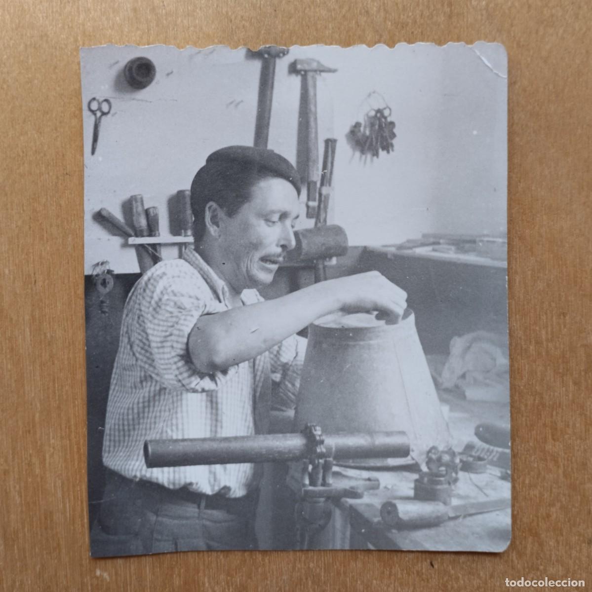 Fotograf&iacute;a antigua: Fotograf&iacute;a antigua de un hombre trabajando en un taller. A&ntilde;os 40-50