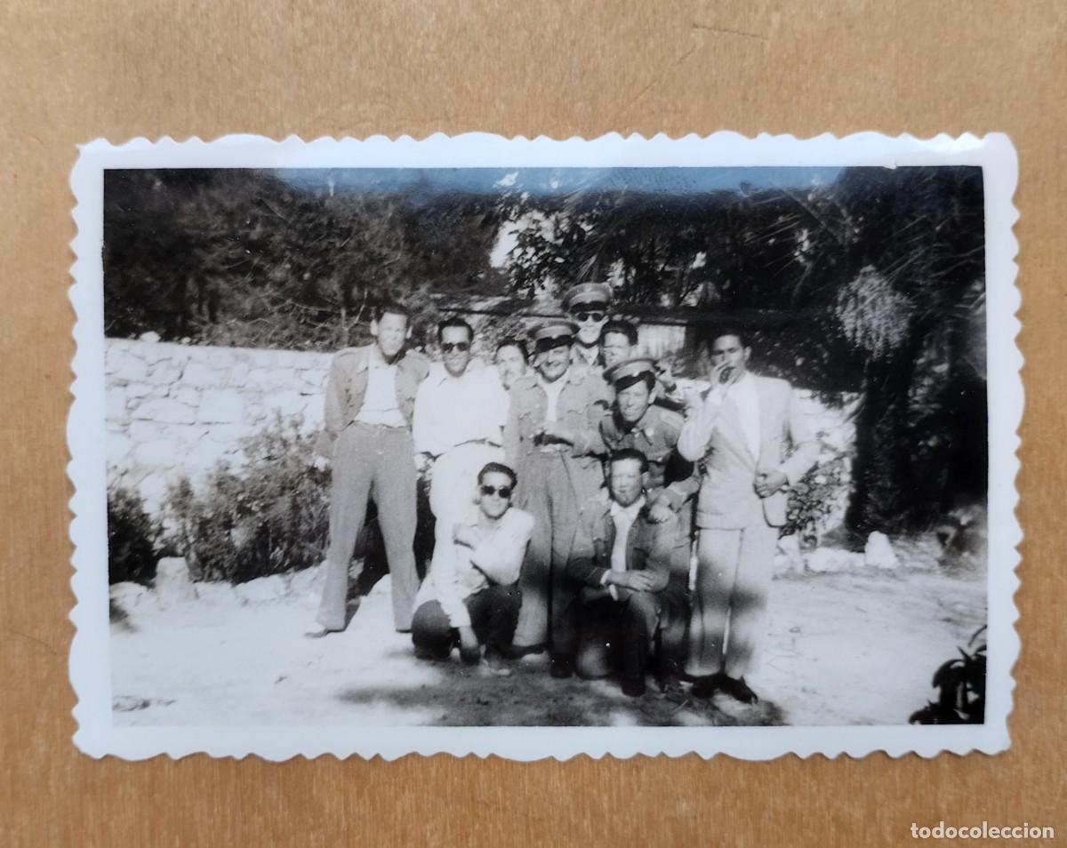 Fotograf&iacute;a antigua: Fotograf&iacute;a antigua de grupo de militares o m&uacute;sicos con gorras de plato