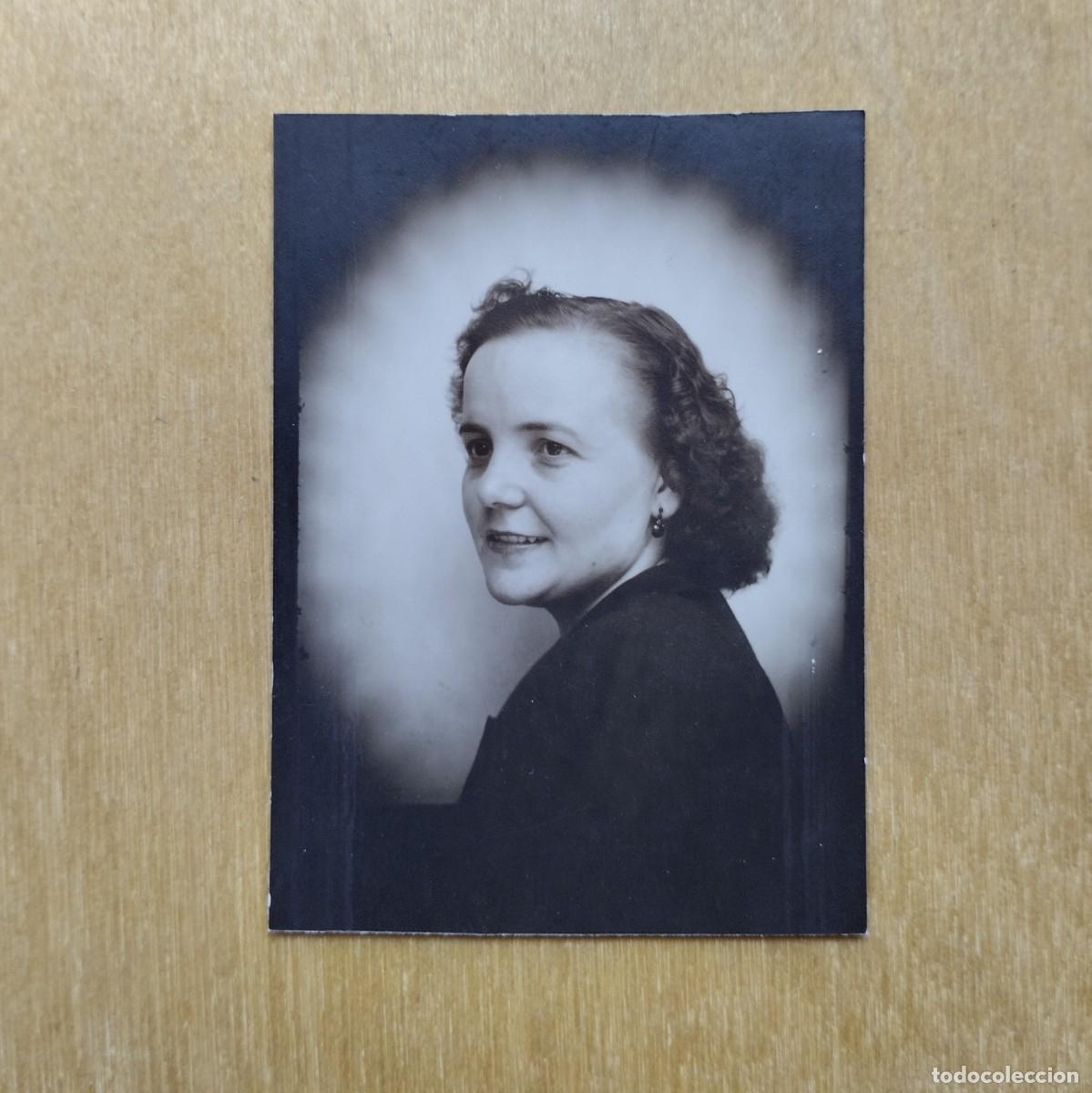 Fotograf&iacute;a antigua: Fotograf&iacute;a antigua de fotomat&oacute;n de una mujer posando de medio lado