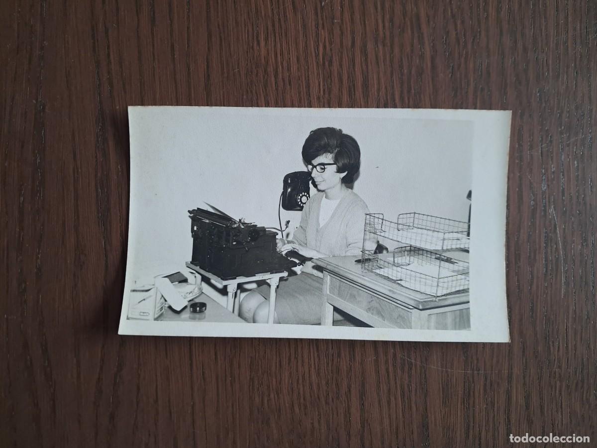 Fotograf&iacute;a antigua: fotograf&iacute;a antigua, mujer en una oficina, con m&aacute;quina de escribir.