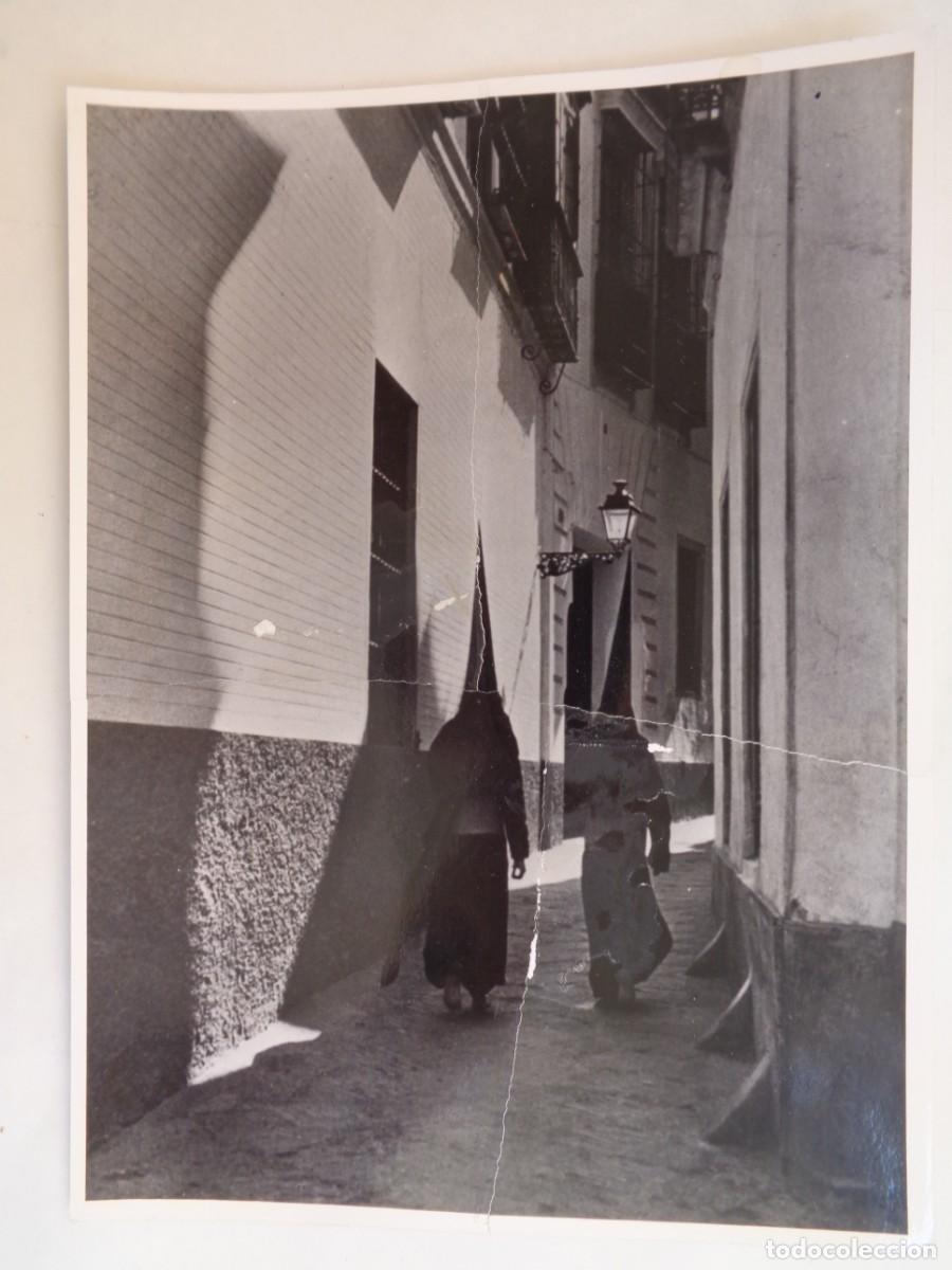 Fotografia antiga: SEMANA SANTA DE SEVILLA : FOTO DE NAZARENOS ..... 17 X 24 CM . LEER DESCRIPCION !!