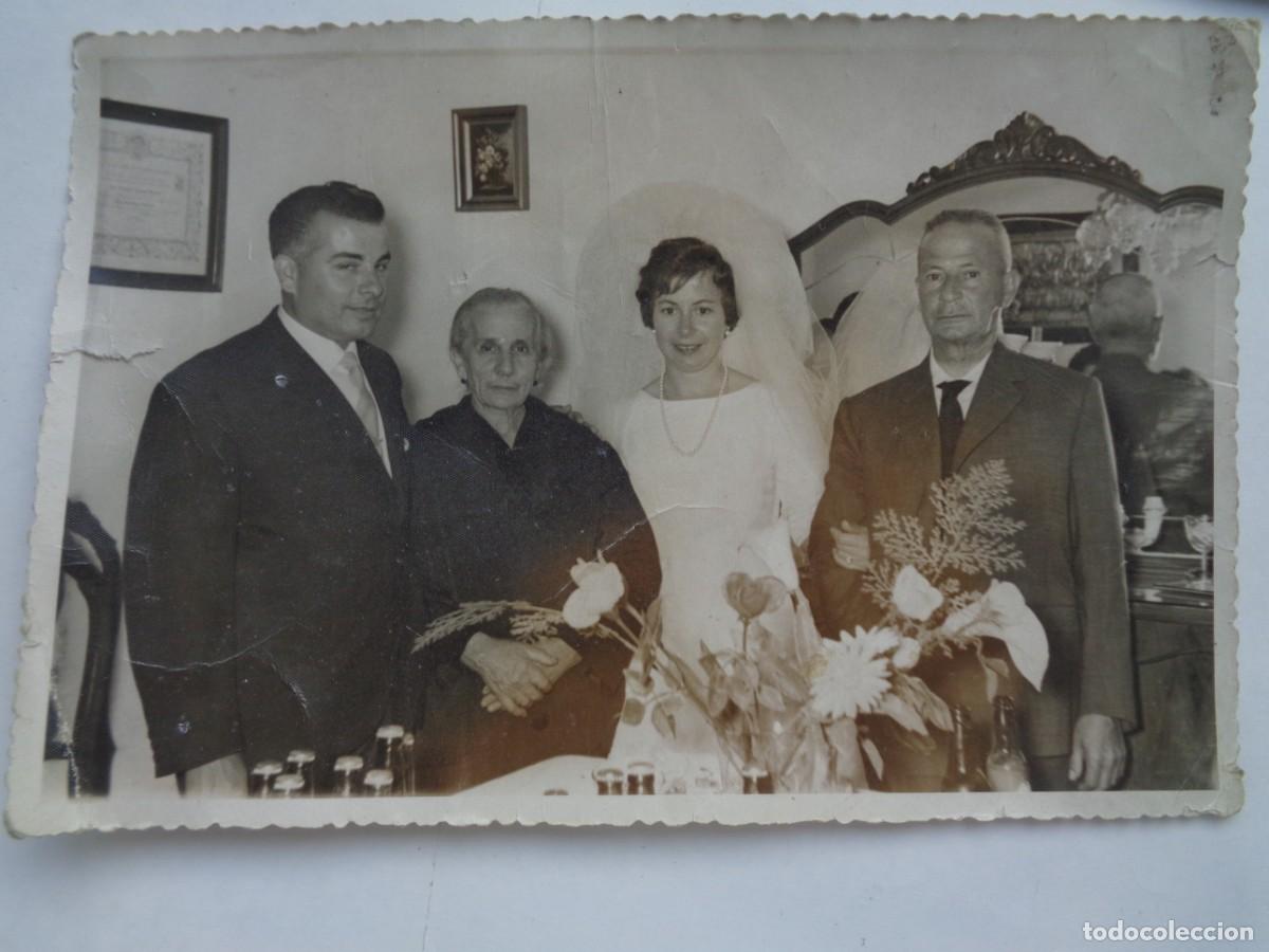 Antique Photography: FOTO DE BODA , NOVIOS CON FAMILIA. DE CORDONES, GELVES ( SEVILLA ) .... 11,5 X 17,5 CM