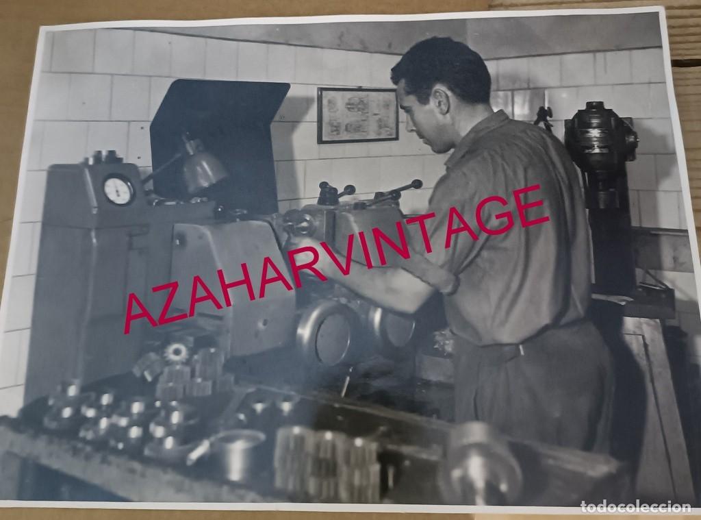 Fotografia antica: A&Ntilde;OS 40, ESPECTACULAR FOTOGRAFIA DE UN OPERARIO EN LA MAQUINA, 24X18 CMS