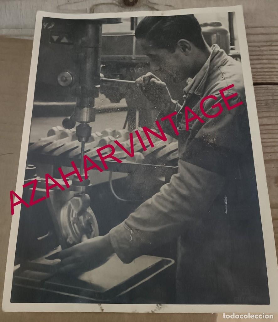 Alte Fotografie: A&Ntilde;OS 40, ESPECTACULAR FOTOGRAFIA DE UN OPERARIO EN LA MAQUINA, 24X18 CMS
