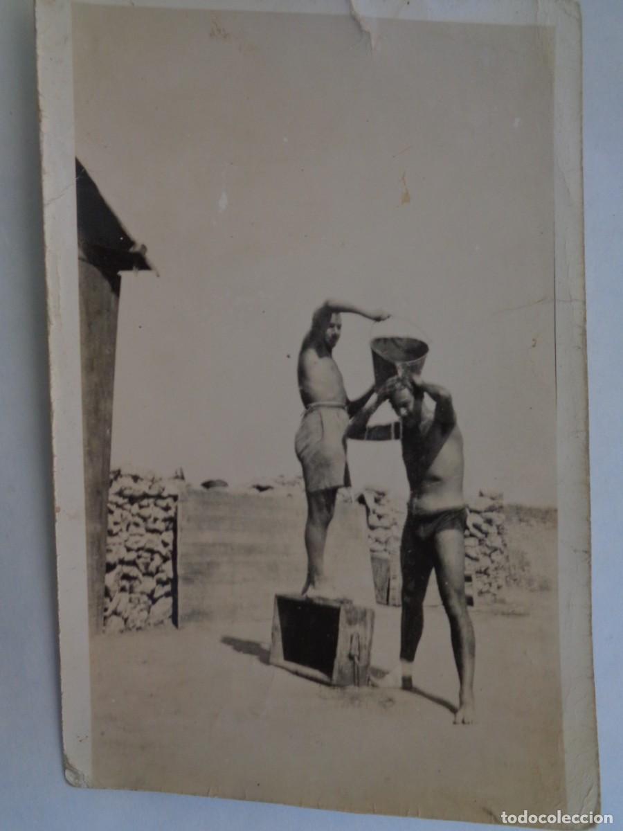 Fotograf&iacute;a antigua: LA LEGION : FOTO DE LEGIONARIOS TOMANDO UNA DUCHA , SEMI DESNUDOS , SAHARA ESPA&Ntilde;OL