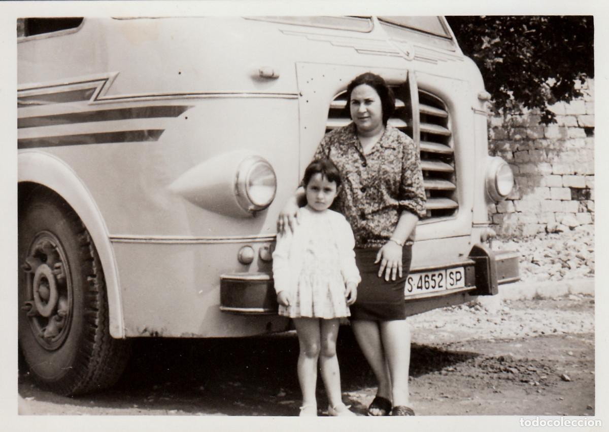 Fotograf&iacute;a antigua: Autob&uacute;s. Madre con su hija delante de un autocar. A&ntilde;os 60 rv