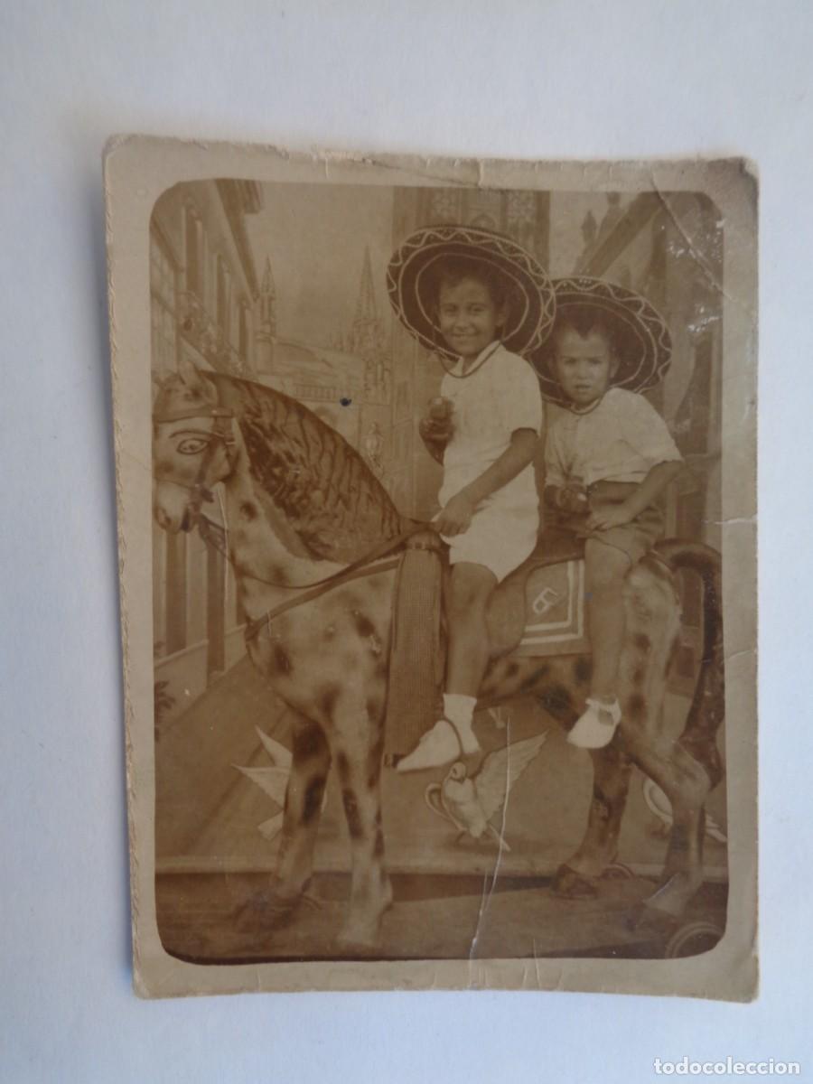 Fotografia antica: MINUTERO DE FOTOGRAFO DE FERIA : NI&Ntilde;OS EN CABALLITO CON SOMBRERO VAQUERO Y PISTOLAS