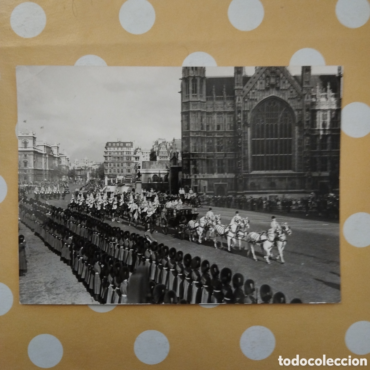 Fotograf&iacute;a antigua: FOTOGRAFIA DE PRENSA REINA ISABEL II THE STATE OPENING OF PARLIAMENT 1964 QUEEN ELIZABETH
