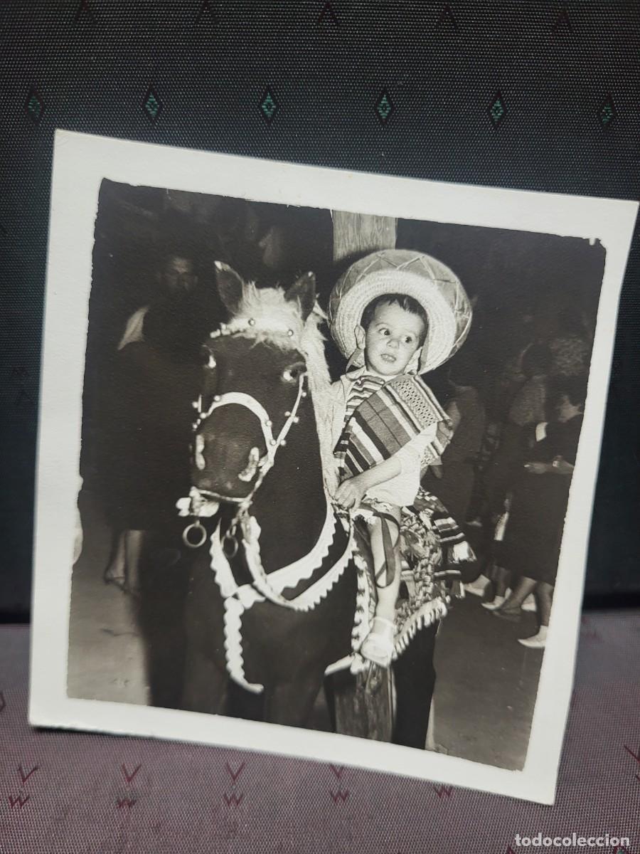 Fotograf&iacute;a antigua: ANTIGUA FOTOGRAFIA NI&Ntilde;O CABALLO JUGUETE FERIA DISFRAZ ARIAS MALAGA 1965
