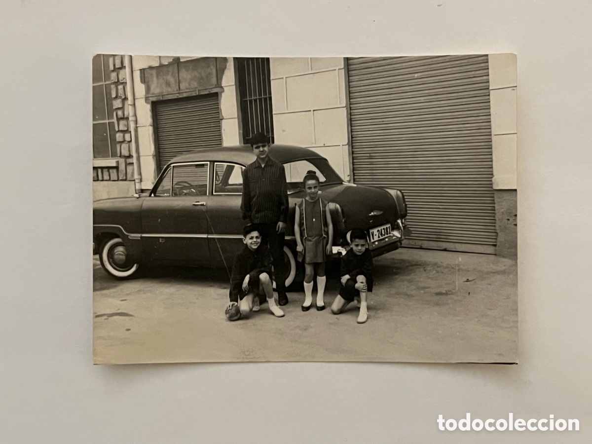 Fotograf&iacute;a antigua: RENAULT GORDINI.. fotograf&iacute;a junto al coche de PaPa&hellip; (h.1970?) Med&iacute;das: 7,5 x 10,5 cm