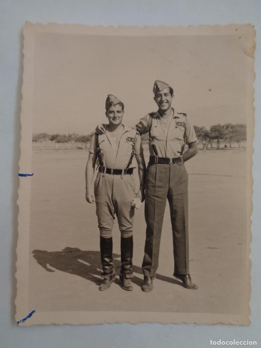 Fotograf&iacute;a antigua: LA LEGION : FOTO DE LEGIONARIOS POSANDO , TENIENTES ( UNO CON BOTAS DE MONTAR )