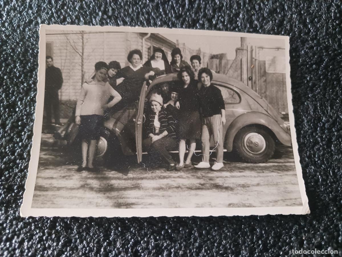 Fotograf&iacute;a antigua: antigua fotografia, chicas trabajadoras en alemania en un volkswagen escarabajo