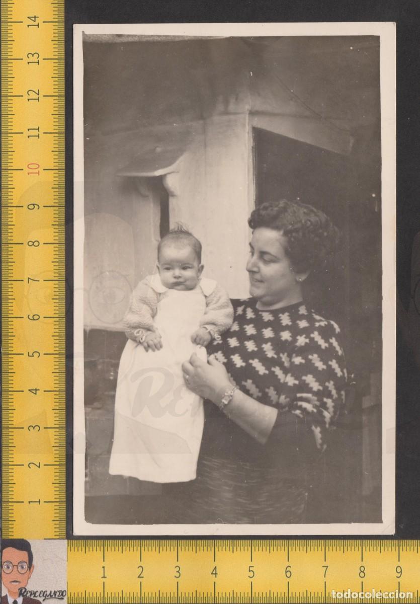 Fotografia antica: MUJER POSA CON NI&Ntilde;O BEB&Eacute; EN BRAZOS - MADRE E HIJO - FOTO ANTIGUA A&Ntilde;OS 50/60 - INFANCIA ESPA&Ntilde;A
