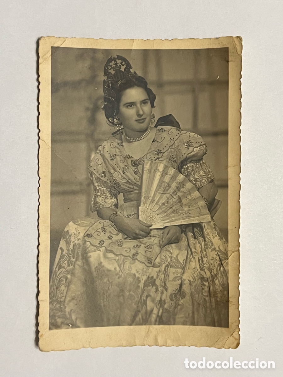 Fotograf&iacute;a antigua: FALLERA.. Fotograf&iacute;a Hermosa Valenciana con Traje Regional y Abanico.. (h.1960?)