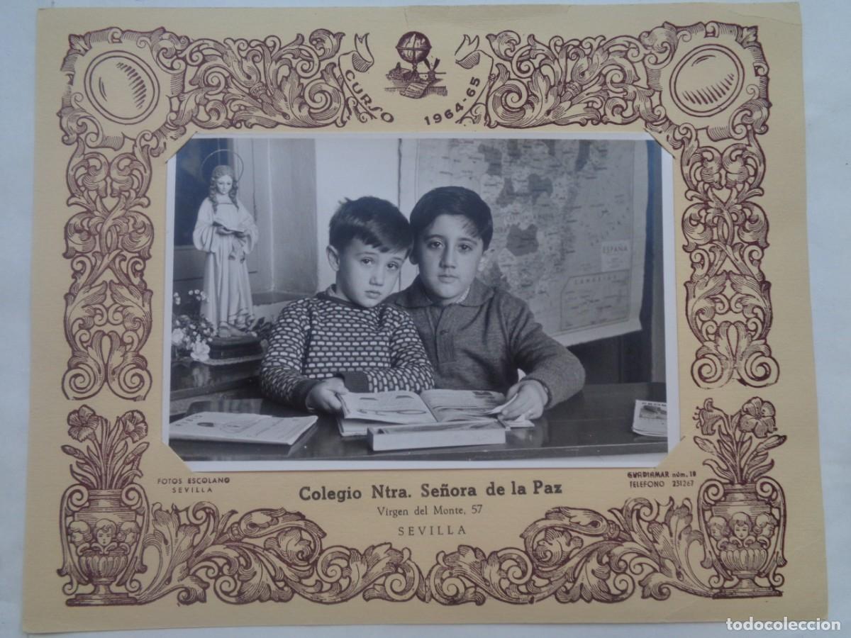 Fotografia antiga: FOTO ESCOLAR : NI&Ntilde;OS CON LIBRO, IMAGEN Y MAPA . COLEGO NTRA. SRA. DE LA PAZ , SEVILLA .. 21 X 27 CM