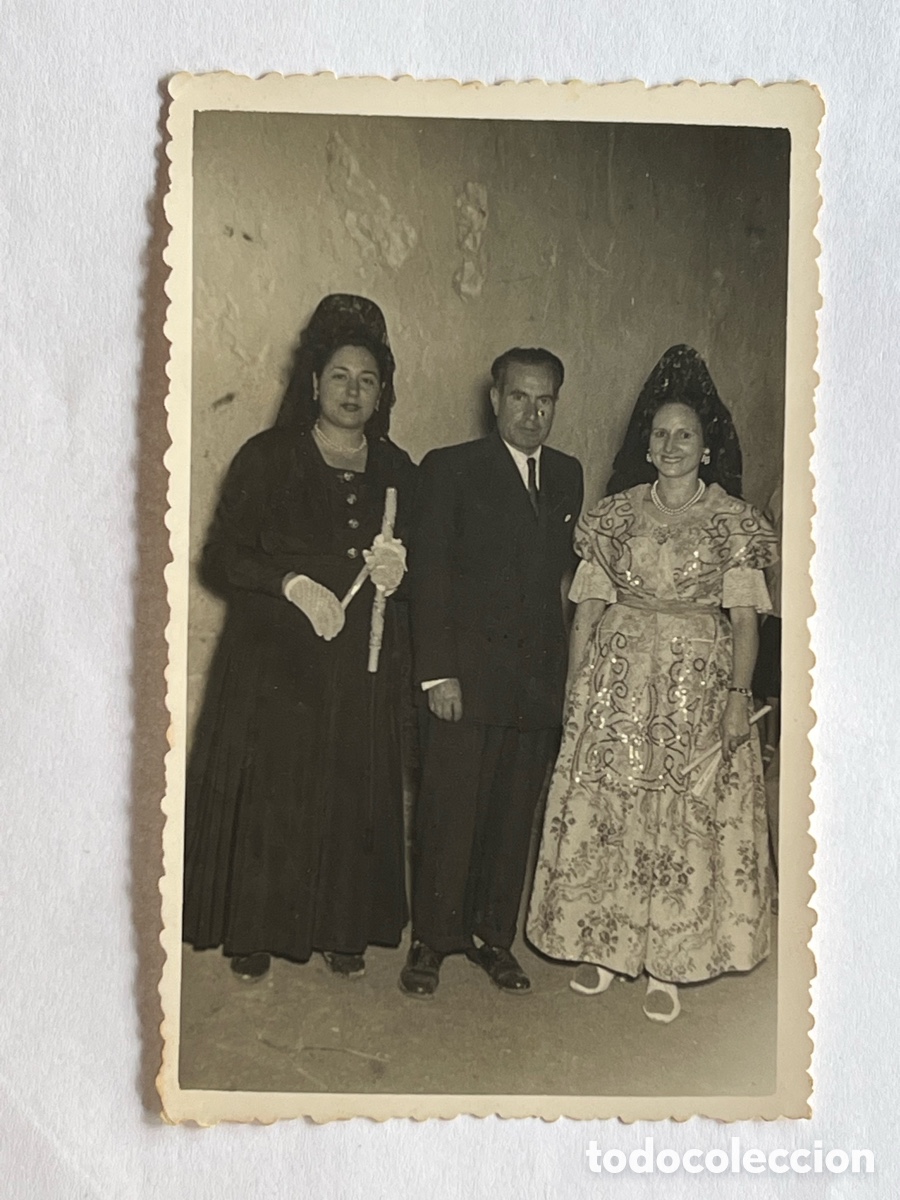 Fotograf&iacute;a antigua: VALENCIA Y sus fiestas locales.. Fotograf&iacute;a Clavariesa y Fallera antes de la Procesi&oacute;n.. (a.1953)