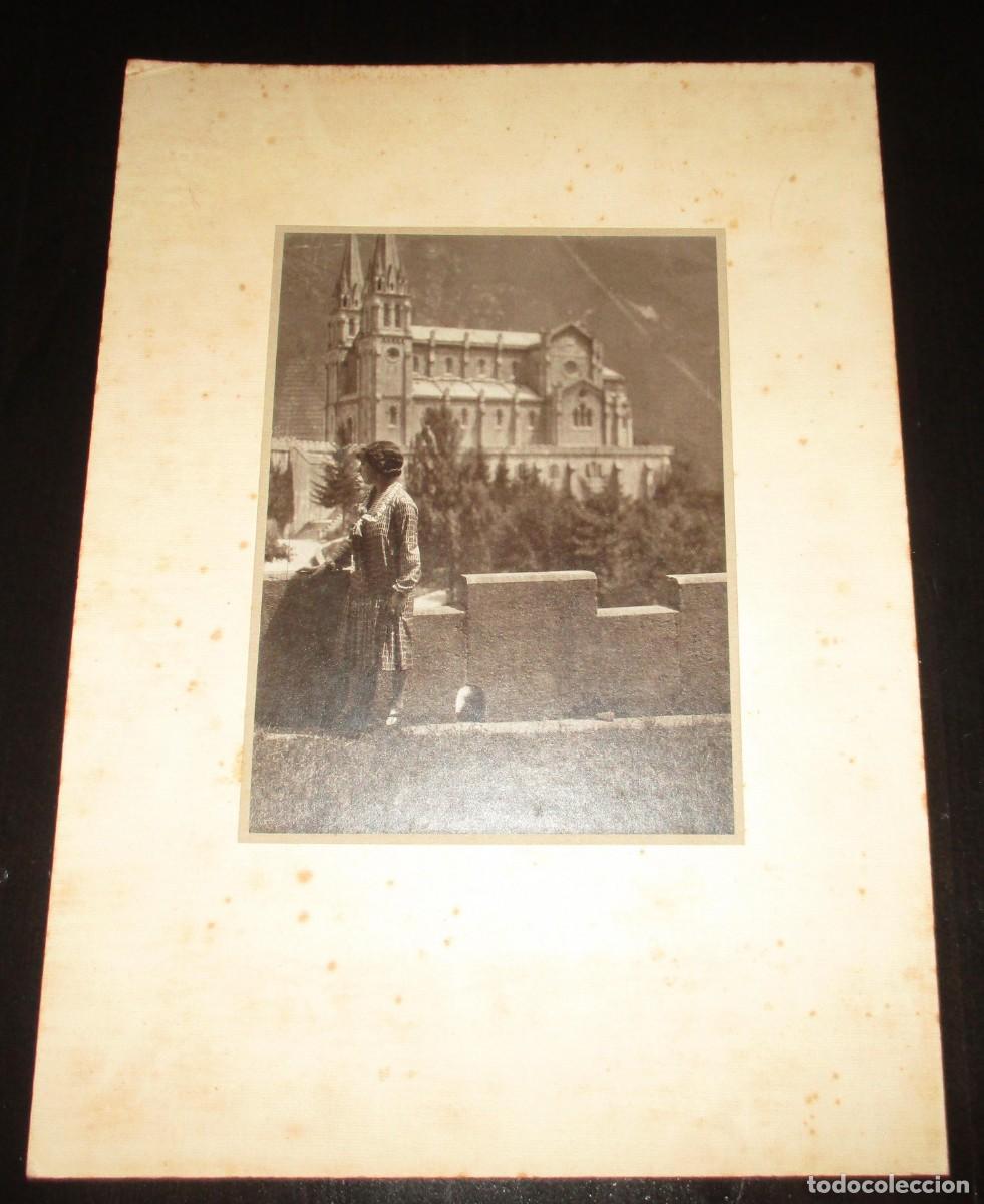 Fotografia antiga: FOTOGRAF&Iacute;A DE MUJER CON LA BAS&Iacute;LICA DE COVADONGA AL FONDO. ORIGINAL DE LOS A&Ntilde;OS 20.