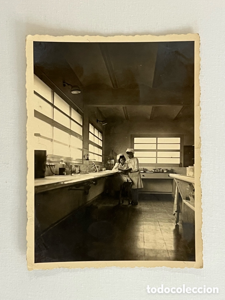Fotografia antica: BARCELONA. Enfermeras en el Laboratorio.. Fotograf&iacute;a antigua (h.1940?)