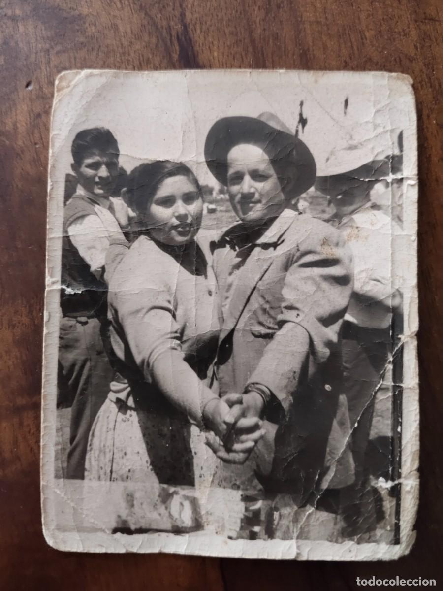 Fotograf&iacute;a antigua: Antigua fotograf&iacute;a romer&iacute;a o verbena pueblo. Ver.