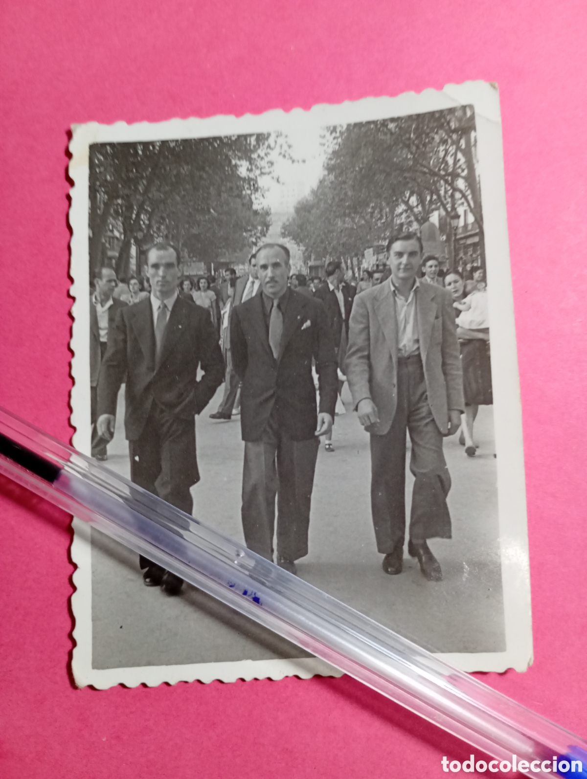 Fotograf&iacute;a antigua: 1948 SEPBRE. B/N BARCELONA ''LA RAMBLA'' 3 HOMBRES TRAJEADOS UNO SIN LA CORBATA