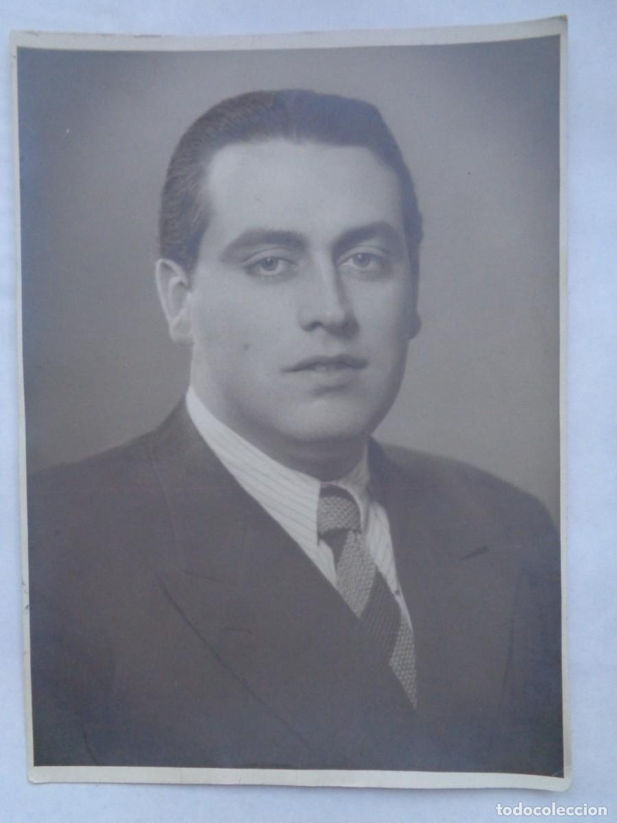 Fotografia antiga: BONITA FOTO DE ESTUDIO DE JOVEN ELEGANTE , A&Ntilde;OS 40 . DE AKRON , SEVILLA ..... 16,5 X 23 CM