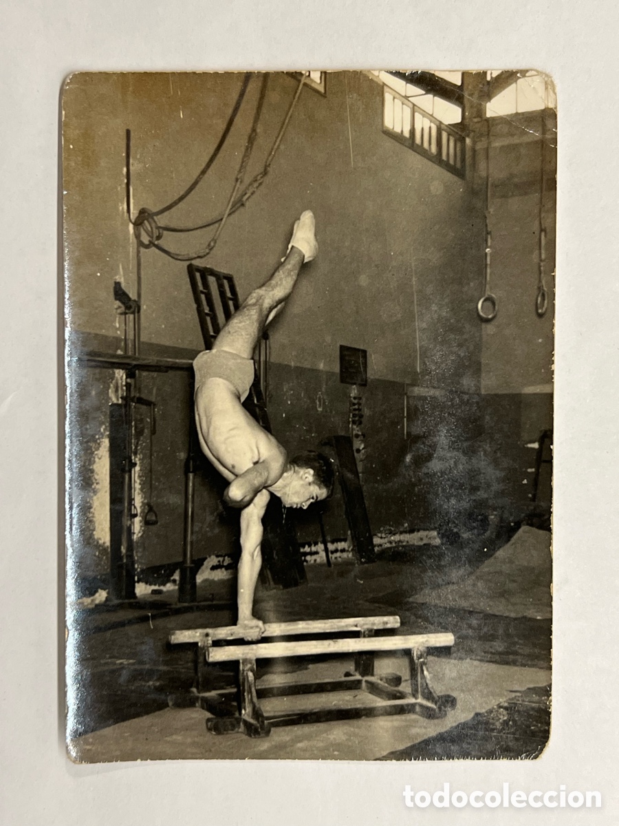 Antique Photography: BARCELONA.. ? Fotograf&iacute;a de un joven atleta o acr&oacute;bata entrenando en el gimnasio.. (h.1950?)