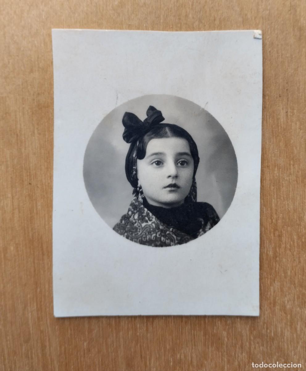 Fotografia antiga: Fotograf&iacute;a antigua de peque&ntilde;o formato tipo carnet de una ni&ntilde;a vestida de huertana. A&ntilde;os 30