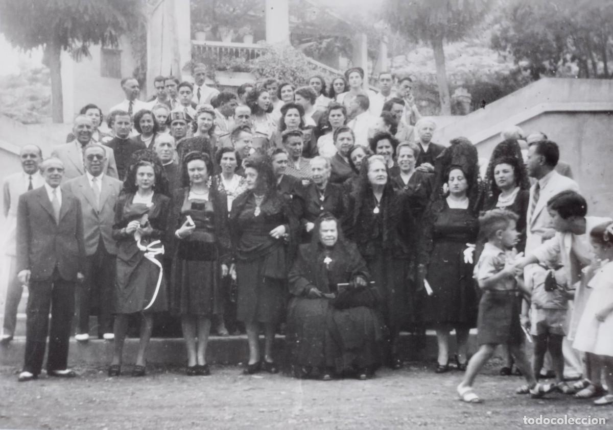 Fotografia antica: Fotograf&iacute;a antigua de sociedad o grupo de Lucena del Cid. Guardia Civil, p&aacute;rroco, habitantes. 40-50