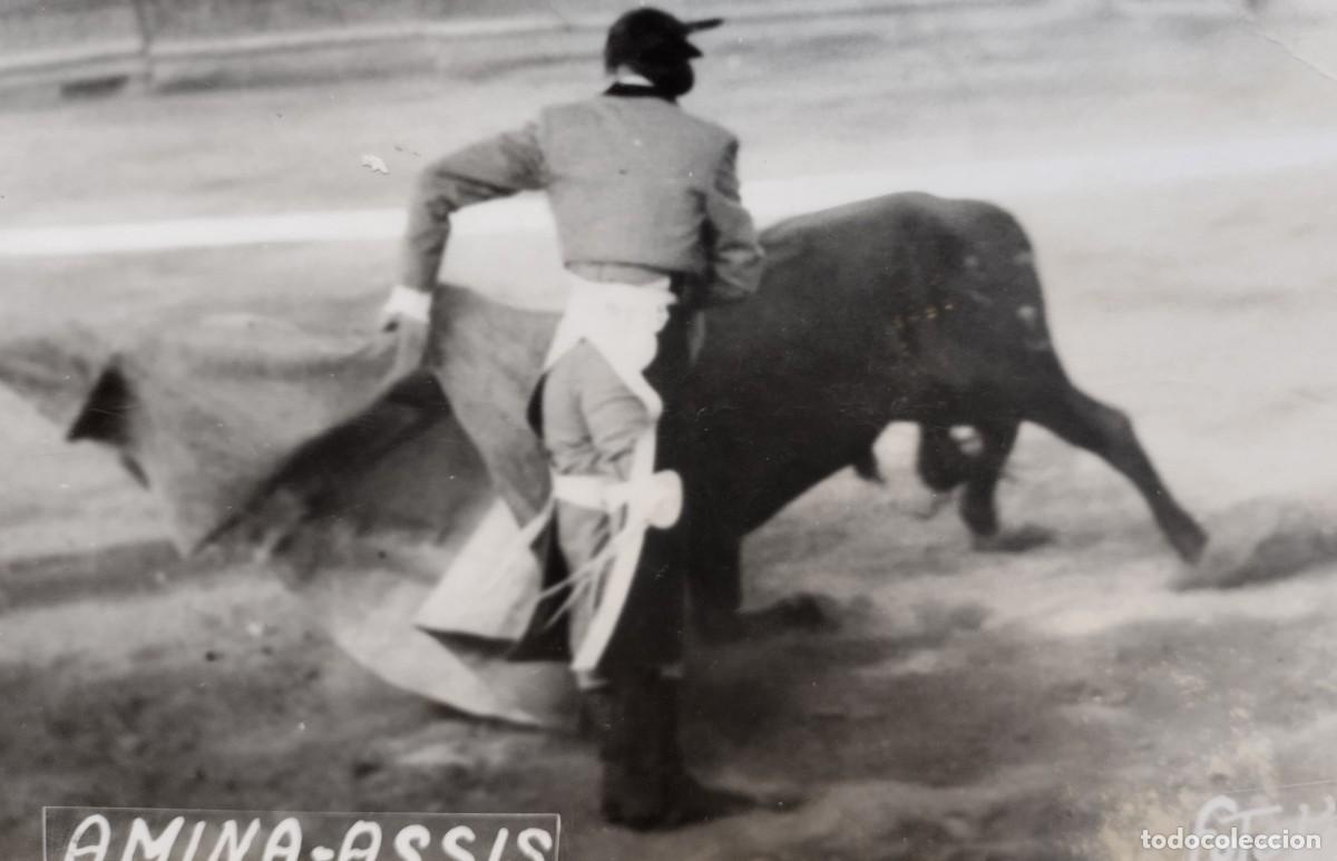 Fotografia antica: Fotograf&iacute;a postal antigua de tauromaquia de Amina- Assis en una plaza de toros.