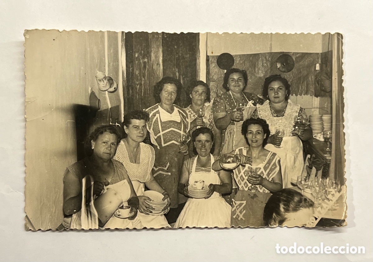 Photographie ancienne: MISLATA (Valencia) Fotograf&iacute;a Costumbrista las Mujeres de la Boda en la cocina.. (a.1957)