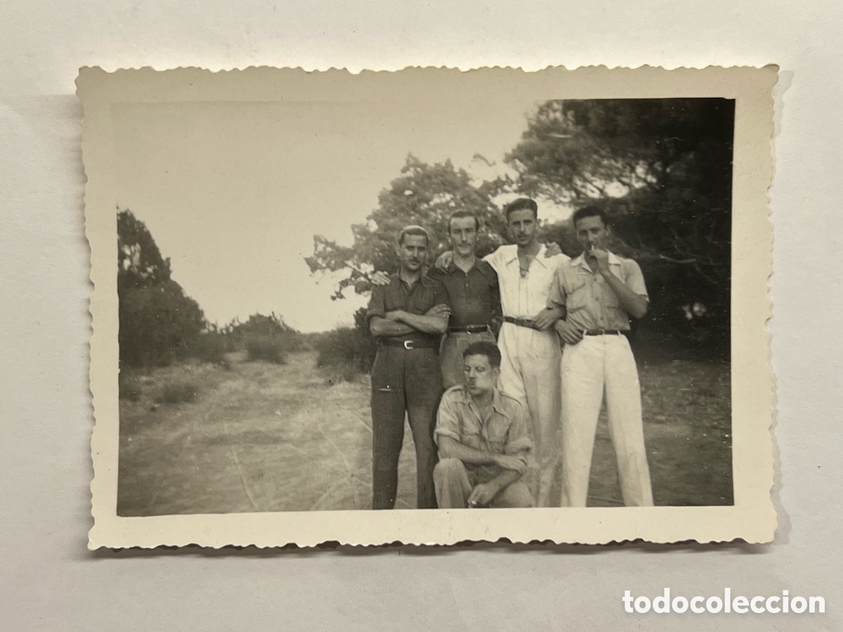 Photographie ancienne: IBIZA, fotograf&iacute;a J&oacute;venes con inquietudes militares.. alg&uacute;n rinc&oacute;n de la isla (a.1943)