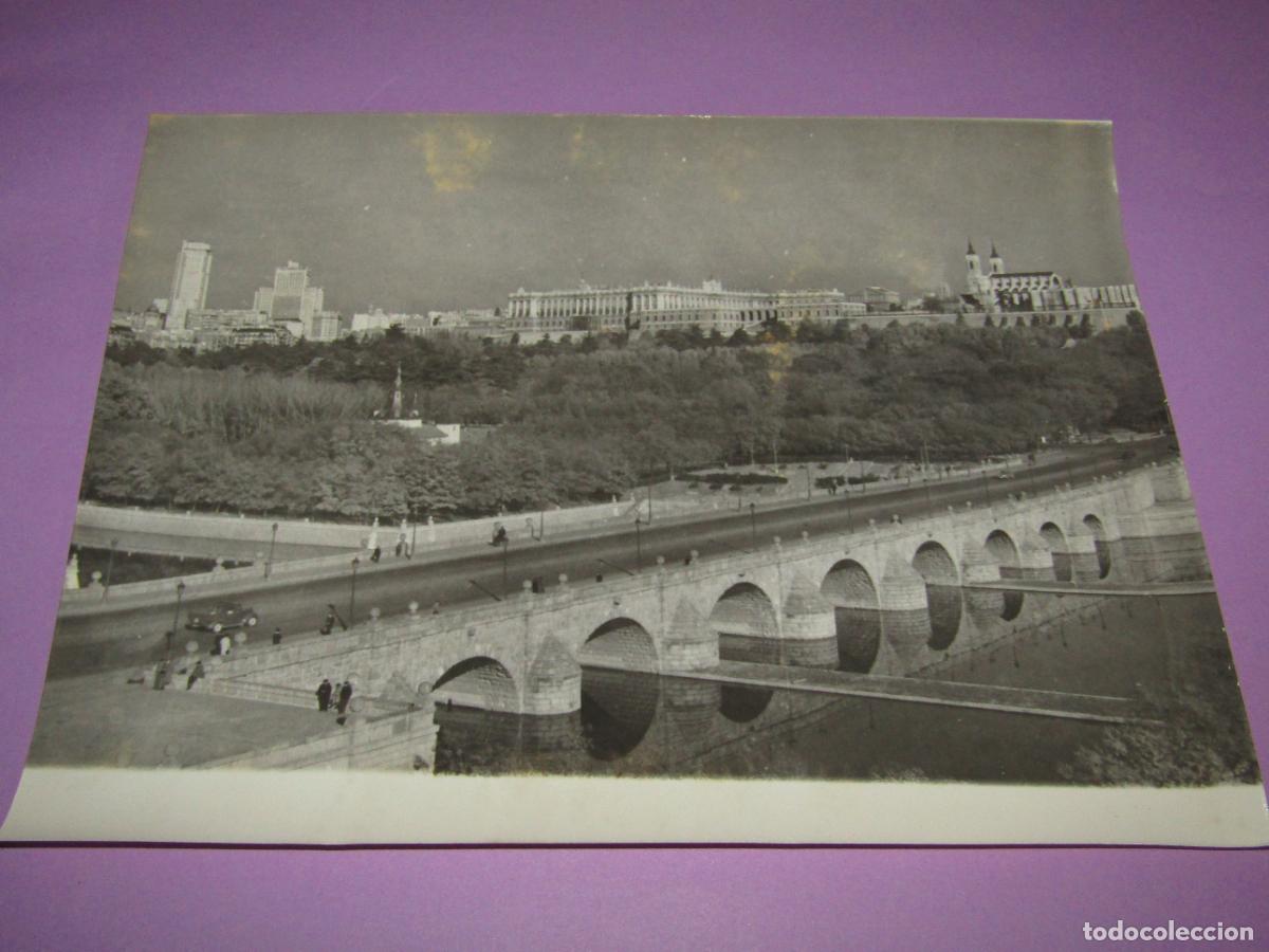 Fotografia antiga: Antigua Fotograf&iacute;a del Palacio Real desde el Rio Manzanares para la Revista TIEMPO NUEVO A&ntilde;os 1960s