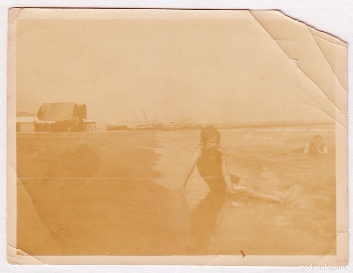 Fotograf&iacute;a antigua: Curiosa foto. Ni&ntilde;a y se&ntilde;or hundido en el mar Playa Castell&oacute;n. Merenderos, barcas de pesca A&ntilde;os 20 sf