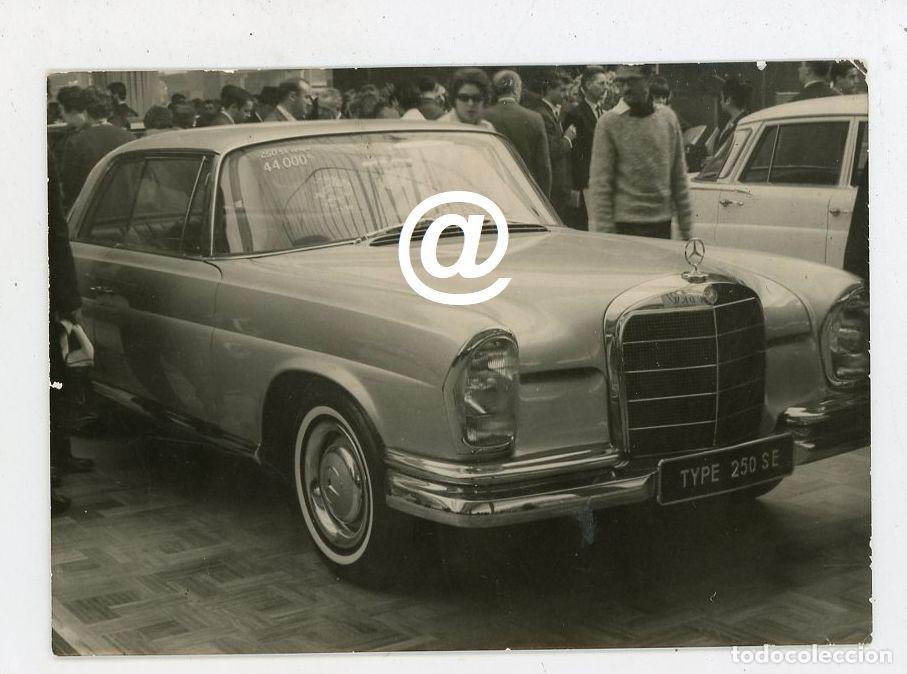 Fotograf&iacute;a antigua: FOTO COCHE SALON DEL AUTOMOVIL DE PARIS A&Ntilde;O 1965 COCHE MERCEDES BENZ 250 SE