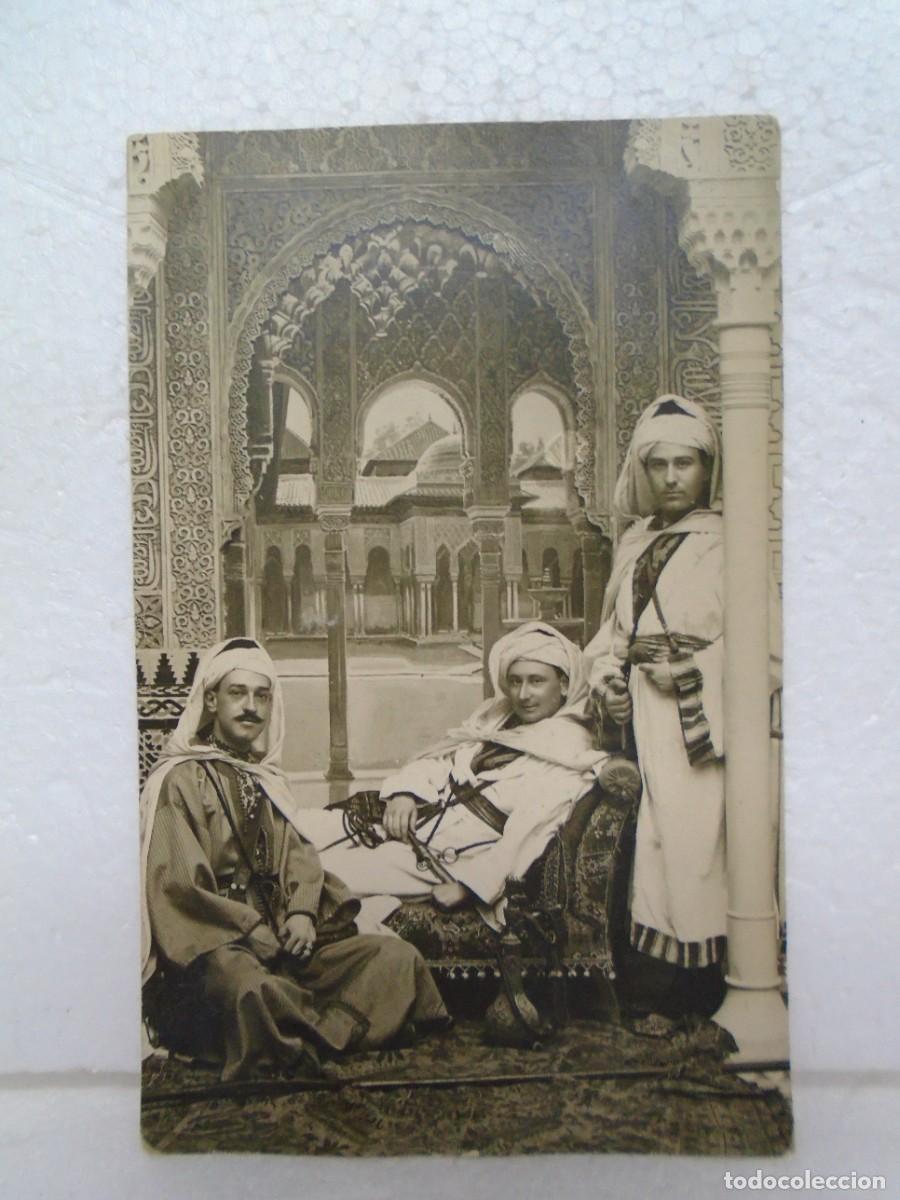 Fotograf&iacute;a antigua: FOTO RECUERDO COSTUMBRISTA EN LA ALHAMBRA(GRANADA) HACIA 1915.