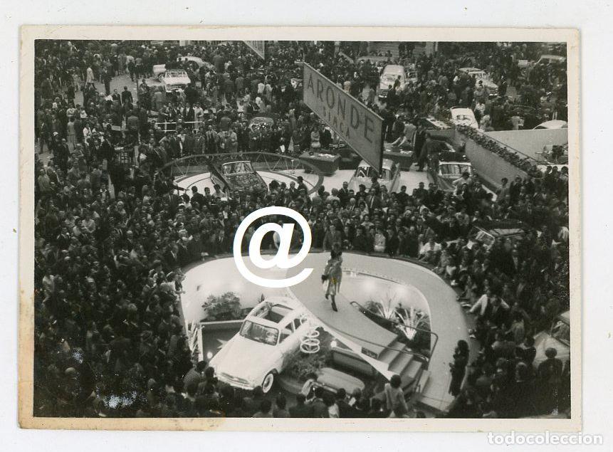 Fotografia antiga: FOTO COCHE SALON DEL AUTOMOVIL DE PARIS A&Ntilde;O 1960 STAND COCHE SIMCA ARONDE