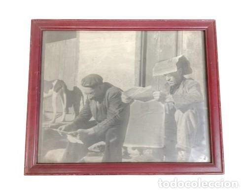 Fotografia antica: LEYENDO EL PERI&Oacute;DICO. GELATINA DE PLATA (?). ESPA&Ntilde;A. MEDIADOS DEL SIGLO XX
