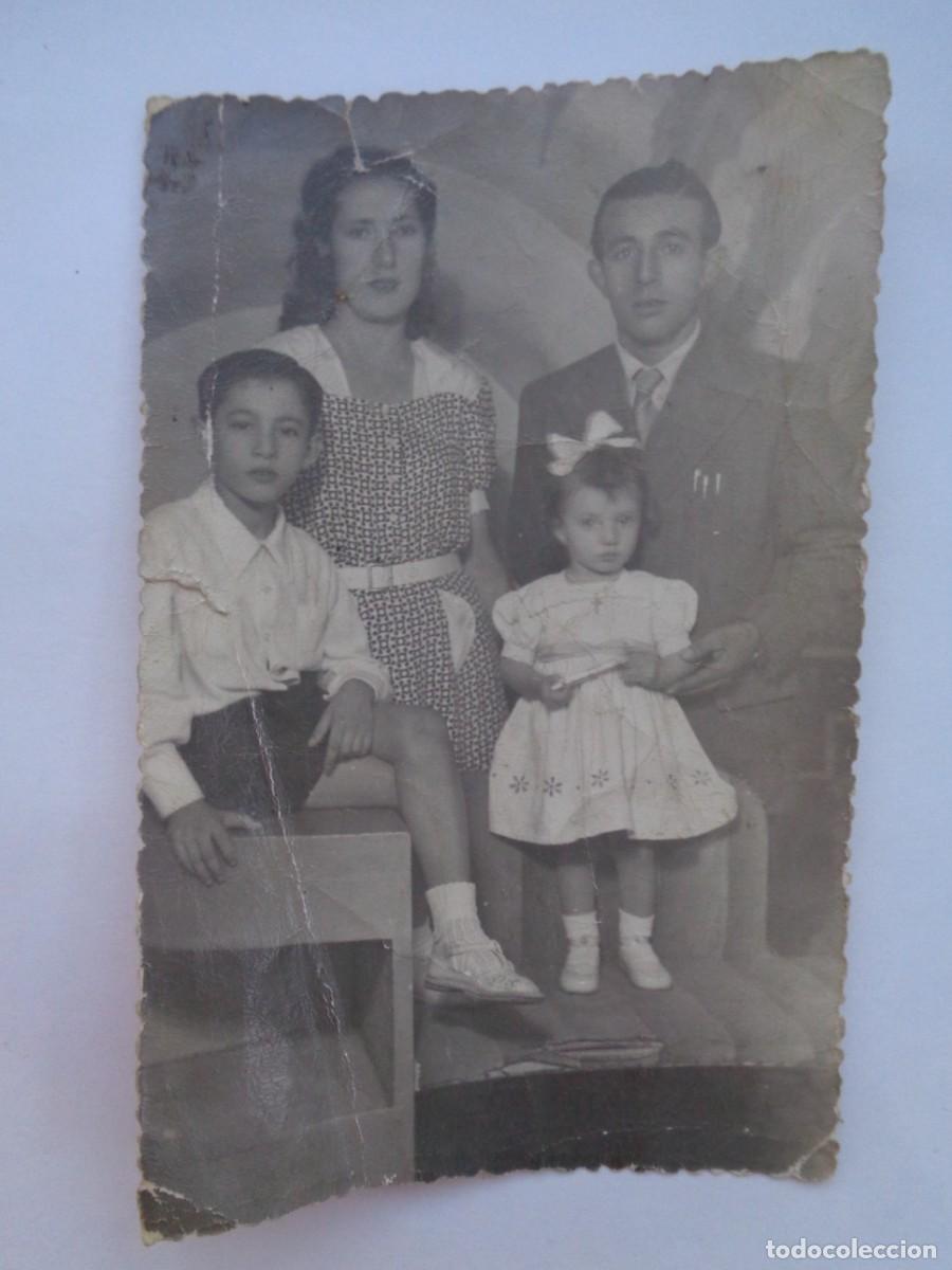 Fotografia antiga: PRECIOSA FOTO DE ESTUDIO DE FAMILA CON NI&Ntilde;OS , A&Ntilde;OS 40 . MAL ESTADO !