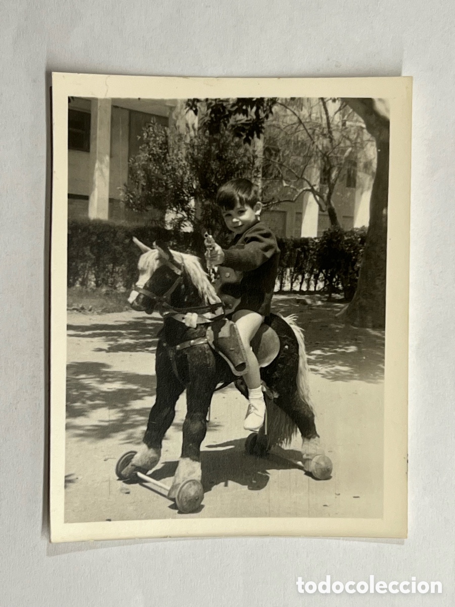 Photographie ancienne: NI&Ntilde;OS.. fotograf&iacute;a un verdadero Cowboy.. con caballo y pistola.. (h.1970?) Med&iacute;das: 9 x 7 cm