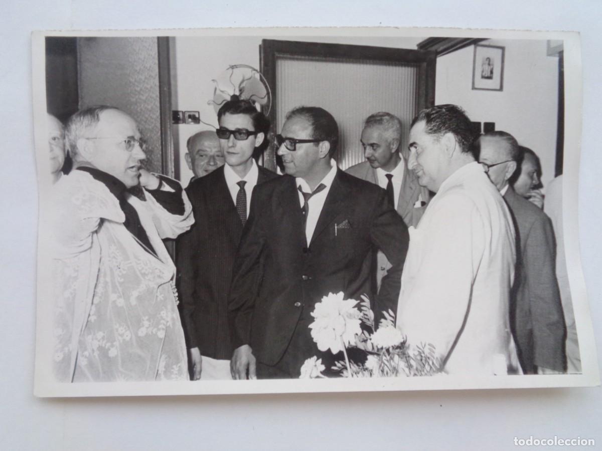 Antique Photography: FOTO DE SE&Ntilde;ORES Y SACERDOTE VISTIENDOSE LOS H&Aacute;BITOS . DE REINA , SEVILLA ..... 12 X 18 CM
