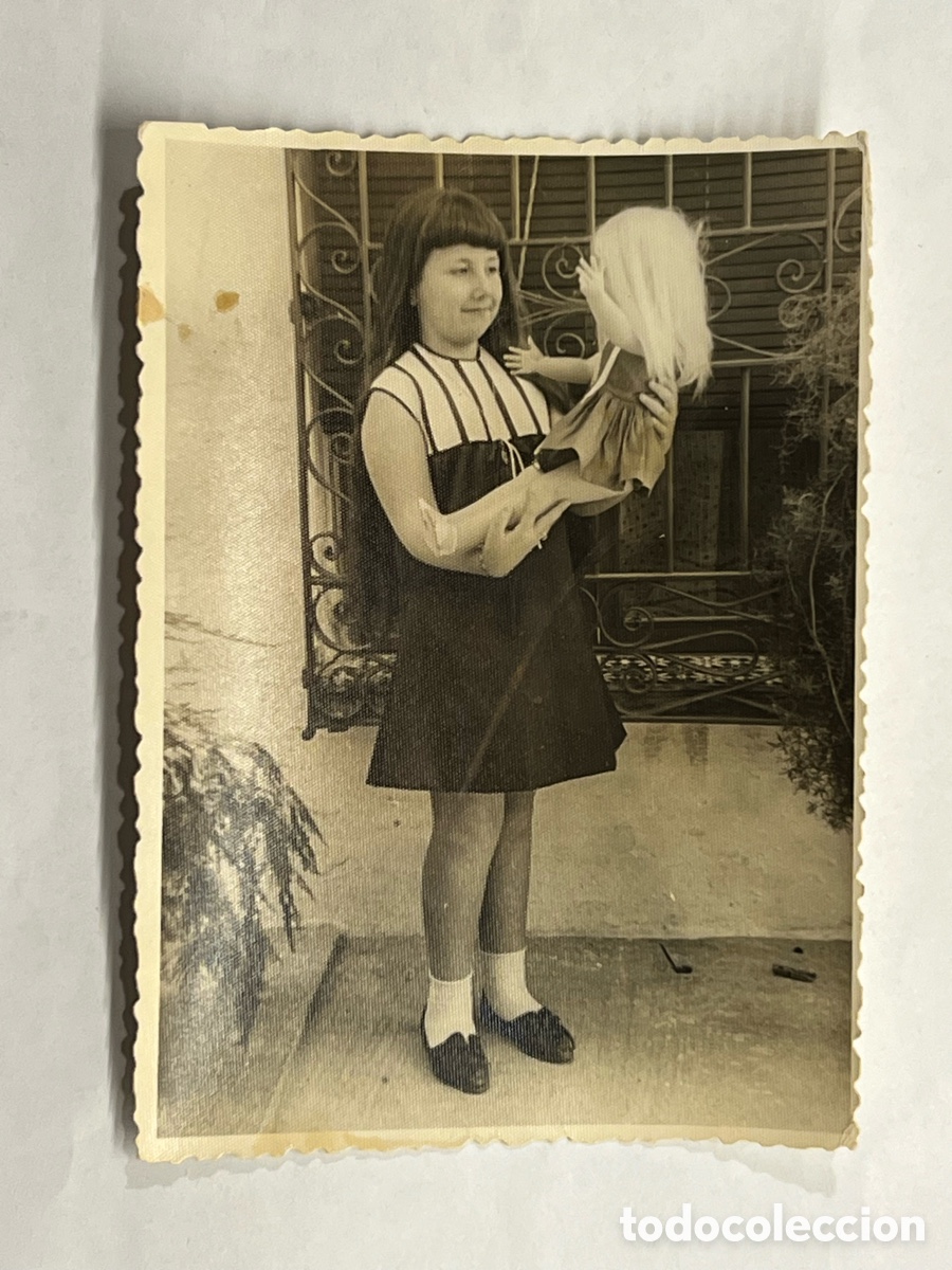Photographie ancienne: TOMELLOSO.. Ni&ntilde;a jugando con su mu&ntilde;eca .. FOTOS PEINADO. Bonita ilustraci&oacute;n gr&aacute;fica (a.1963)