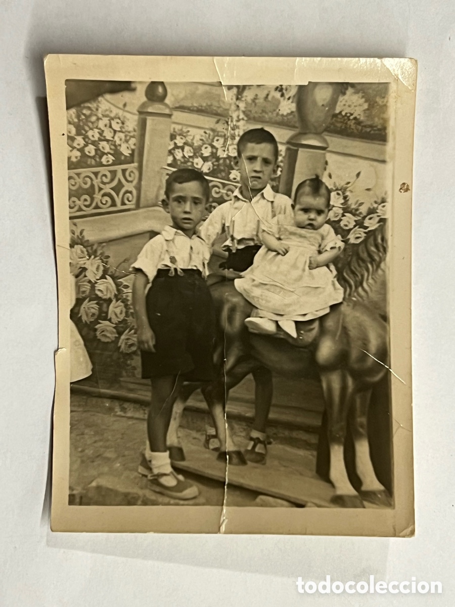 Fotografia antica: TOMELLOSO.. INFANTES.. Ciudad Real. Grupo de hermanos montando a caballo.. Bonito decorado..