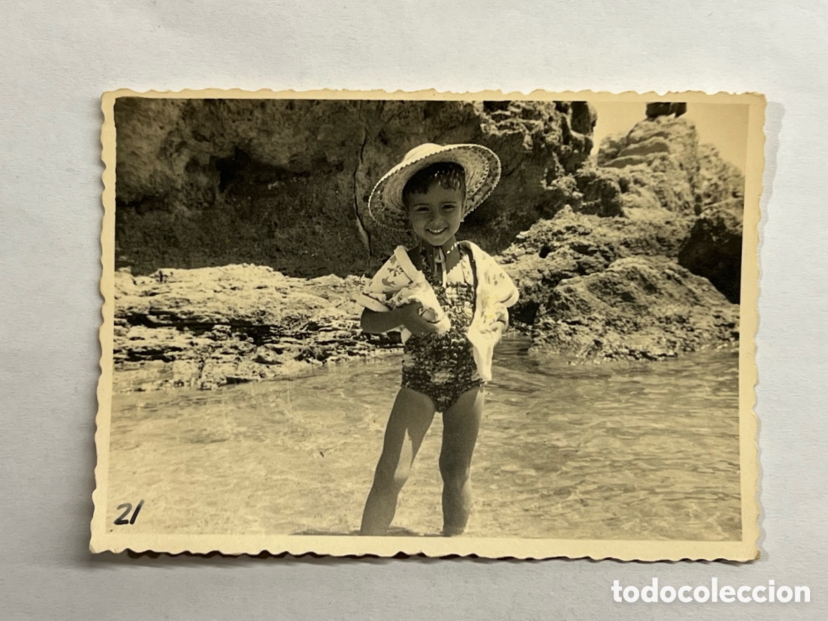 Fotografia antiga: LA VALENCIA CASTELLANA.. Fotograf&iacute;a Sonriente ni&ntilde;a tomando el ba&ntilde;o en el r&iacute;o.. (h.1970?)