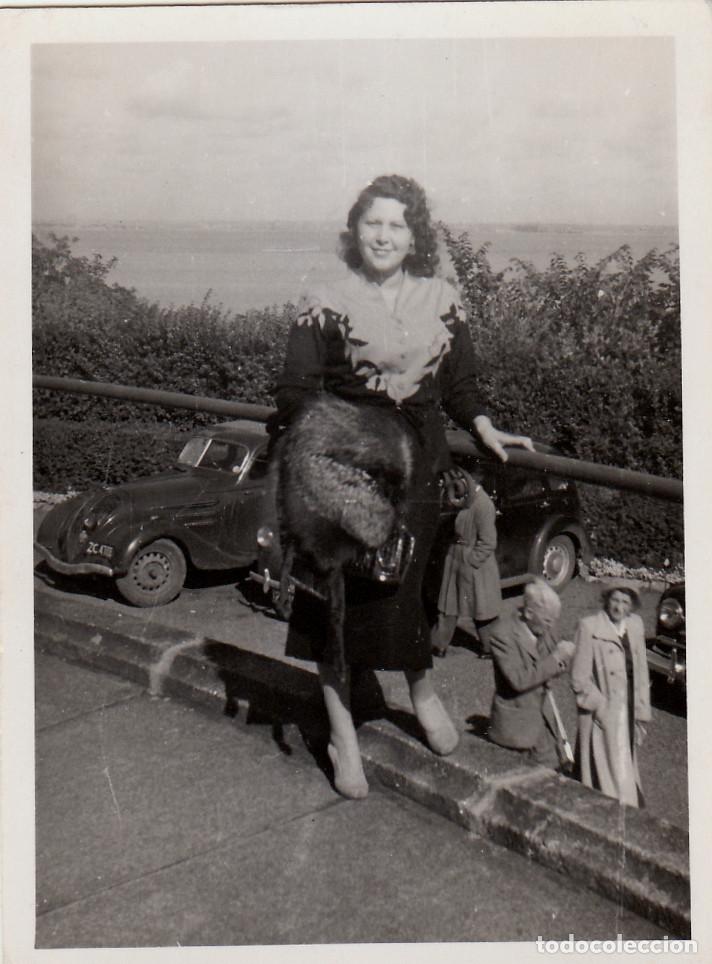 Fotograf&iacute;a antigua: Preciosa foto. Chica con estola de piel. Al fondo un magn&iacute;fico Peugeot 402. A&ntilde;os 30 sf