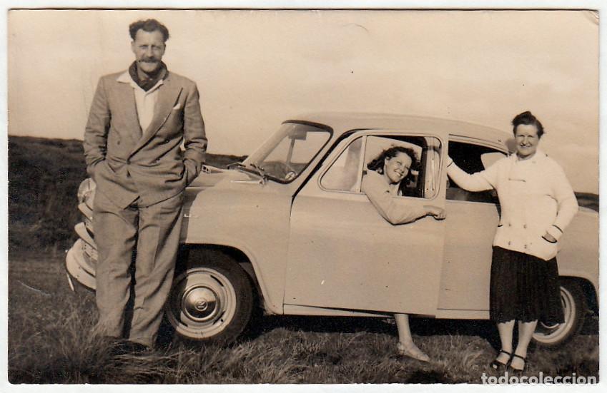 Fotograf&iacute;a antigua: Tr&iacute;o de amigos con un coche antiguo. A&ntilde;os 50? sf